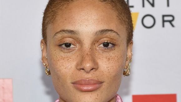 La mannequin Adwoa Aboah confie ses soucis d'acné : on adore