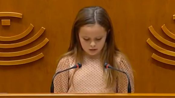 Le discours puissant d'Elsa, petite fille trans de 8 ans, face aux députés espagnols