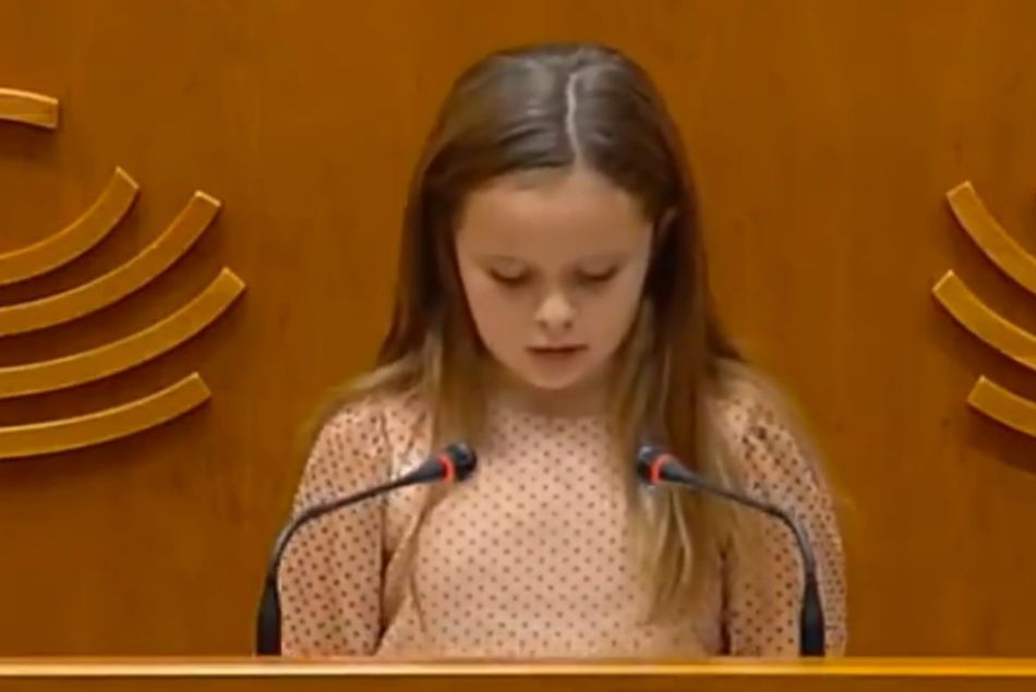 Le discours puissant d'Elsa, petite fille trans de 8 ans, face aux députés espagnols