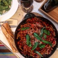 Cuisine en confinement : la recette des pâtes à l'aubergine, tomate et parmesan