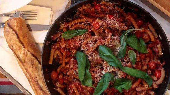 Cuisine en confinement : la recette des pâtes à l'aubergine, tomate et parmesan