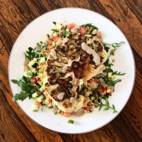 Cuisine en confinement : la recette veggie du steak de chou-fleur, taboulé et sauce tahini