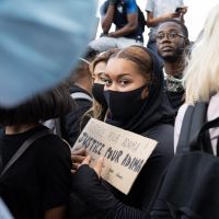 "Stop les crimes racistes !" : 20 000 personnes contre les violences policières à Paris