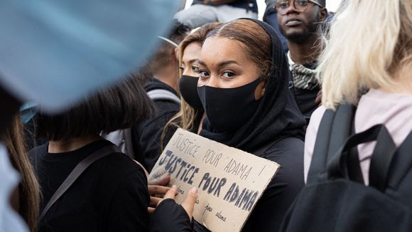 "Stop les crimes racistes !" : 20 000 personnes contre les violences policières à Paris