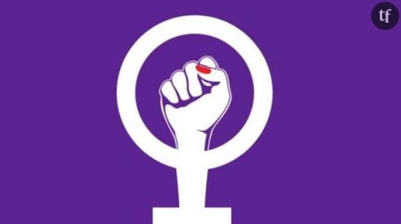 Poing levé et semaine violette : le symbole de la grève des femmes en Suisse.