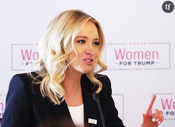 Face à l'écriteau "Women for Trump" : Kayleigh McEnany, porte-parole de la Maison Blanche.