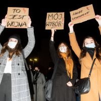 Le Premier ministre polonais dénonce la "barbarie" des manifestantes pro-avortement