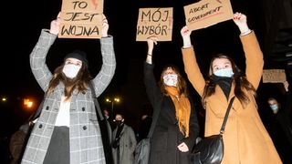 Le Premier ministre polonais dénonce la "barbarie" des manifestantes pro-avortement