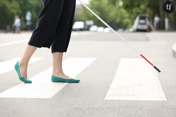 Femme aveugle dans la rue/photo d'illustration