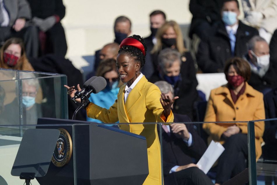 La poétesse Amanda Gorman lors de l'investiture du 46ème président des Etats-Unis et de la vice-présidente au Capitole à Washington le 20 janvier 2021.