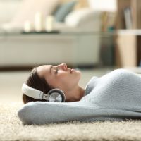 Méditation, sommeil, self-love : 5 podcasts bien-être pour se sentir mieux