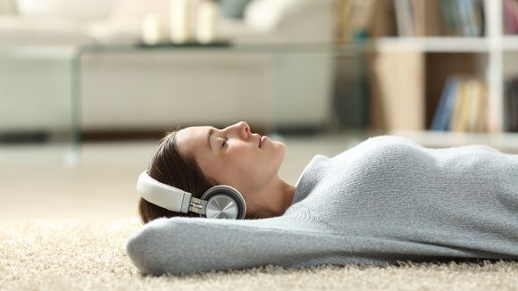 Méditation, sommeil, self-love : 5 podcasts bien-être pour se sentir mieux