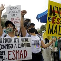 Les mères en première ligne des manifestations en Colombie