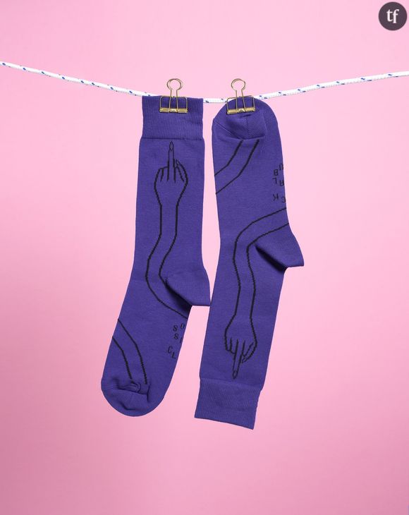 Angèle imagine des chaussettes anti-sexistes pour Socksial Club.