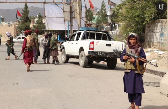 Des combattants talibans patrouillent dans les rues d'un quartier de Kaboul, en Afghanistan, le 22 août 2021.