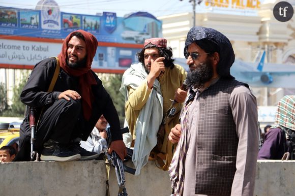 Des combattants talibans montent la garde devant l'aéroport international Hamid Karzai lors d'une évacuation à l'aéroport de Kaboul, en Afghanistan.