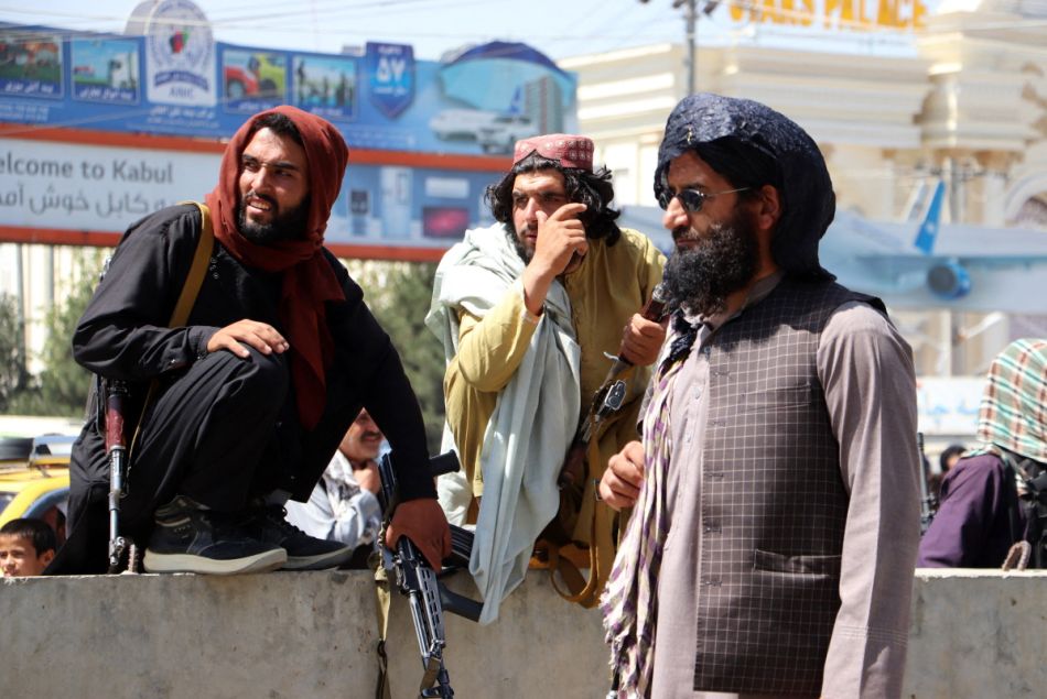 Des combattants talibans montent la garde devant l'aéroport international Hamid Karzai lors d'une évacuation à l'aéroport de Kaboul, en Afghanistan.