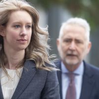 L'ex star de la Silicon Valley Elizabeth Holmes condamnée au tribunal pour fraude