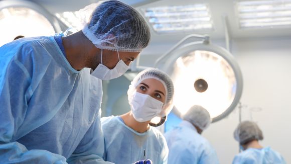 Opérées par un chirurgien, les femmes auraient plus de risques de mourir