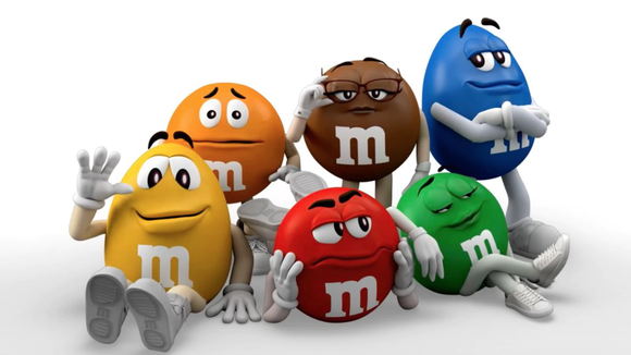 L'inclusivité selon M&M's ? Mettre des baskets à son personnage féminin