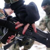Les Ukrainiennes prennent les armes pour défendre leur pays