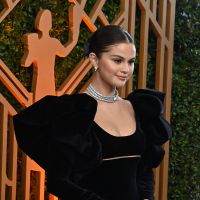 Fouler le tapis rouge pieds nus comme Selena Gomez, c'est féministe ?