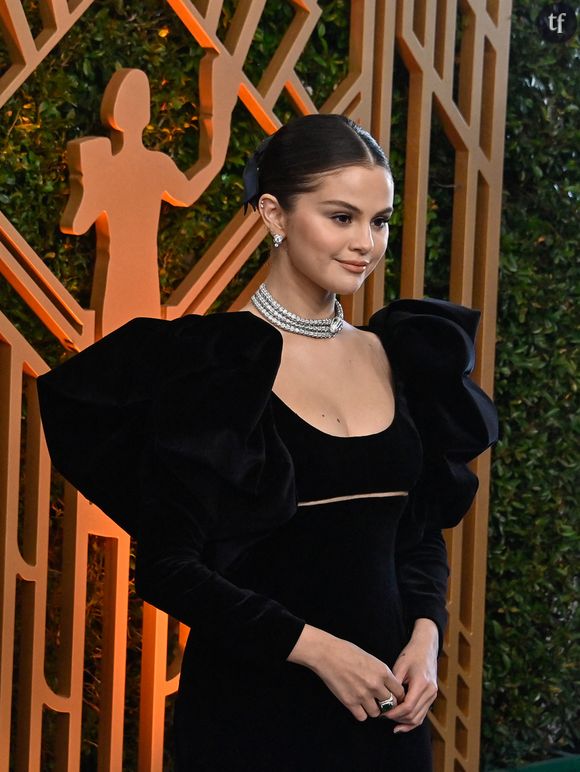 Fouler le tapis rouge pieds nus comme Selena Gomez, c'est féministe ?