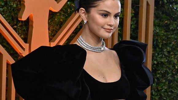 Fouler le tapis rouge pieds nus comme Selena Gomez, c'est féministe ?