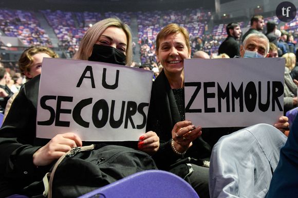 Deux femmes brandissent une pancarte "Au secours Zemmour" au meeting d'Eric Zeemour le 6 mars 2022 à Toulon