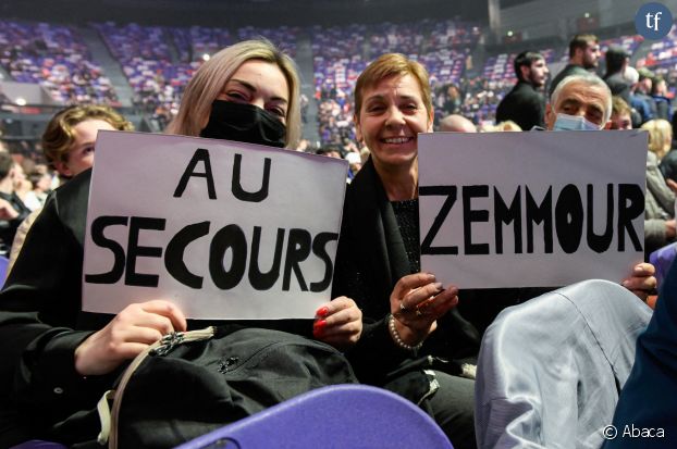 Deux femmes brandissent une pancarte "Au secours Zemmour" au meeting d'Eric Zeemour le 6 mars 2022 à Toulon