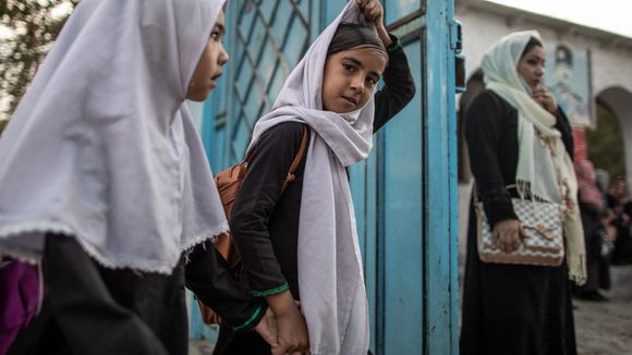 Les talibans ordonnent la fermeture des collèges et lycées aux filles afghanes