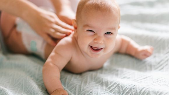 Couper le frein de langue des bébés ? Les médecins alertent face à cette tendance inquiétante