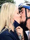  Julian Alaphilippe et Marion Rousse s'embrassent au  Les Championnats du monde de cyclisme sur route le 26 septembre 2021   