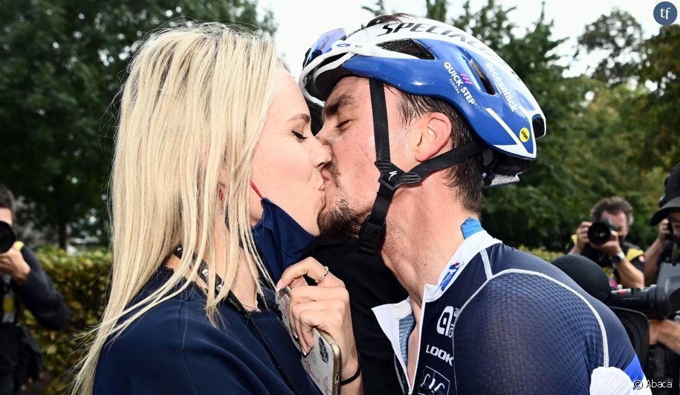  Julian Alaphilippe et Marion Rousse s&#039;embrassent au  Les Championnats du monde de cyclisme sur route le 26 septembre 2021   