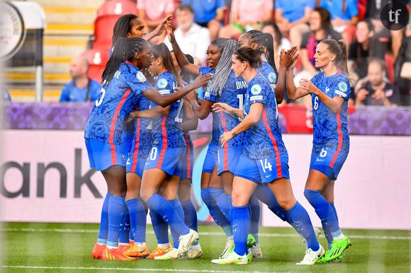 Grace GEYORO (France) célèbre son but avec ses coéquipiers lors du match du Championnat d'Europe féminin de l'UEFA entre la France et l'Italie au stade AESSEAL New York, le 10 juillet 2022 à Rotherham, Royaume-Uni.