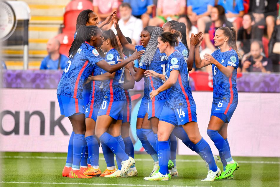 Grace GEYORO (France) célèbre son but avec ses coéquipiers lors du match du Championnat d'Europe féminin de l'UEFA entre la France et l'Italie au stade AESSEAL New York, le 10 juillet 2022 à Rotherham, Royaume-Uni.
