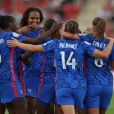 La Française Grace Geyoro célèbre avec ses coéquipières après avoir marqué son troisième but pour compléter un triplé et donner à son équipe une avance de 5-0 lors du match du Championnat d'Europe féminin de l'UEFA 2022 au New York Stadium, Rotherham, Royaume-Uni, le 10 juillet 2022.