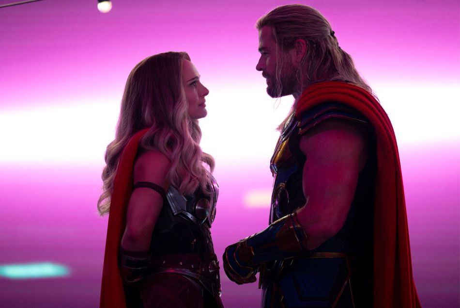 Chris Hemsworth et Natalie Portman dans "Thor : Love And Thunder"