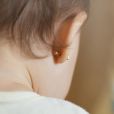 Une maman critiquée pour les oreilles percées de sa fille