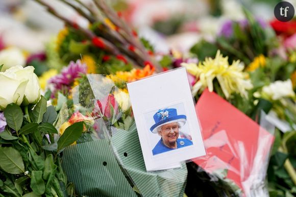 Devant Buckingham Palace, des milliers de bouquets et de mots illustrent le deuil des Britanniques