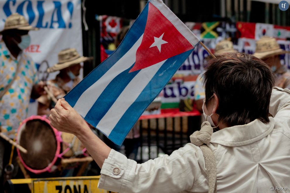 Une femme avec un drapeau cubain, juillet 2021