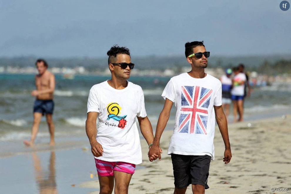 Un couple gay sur une plage à Cuba
