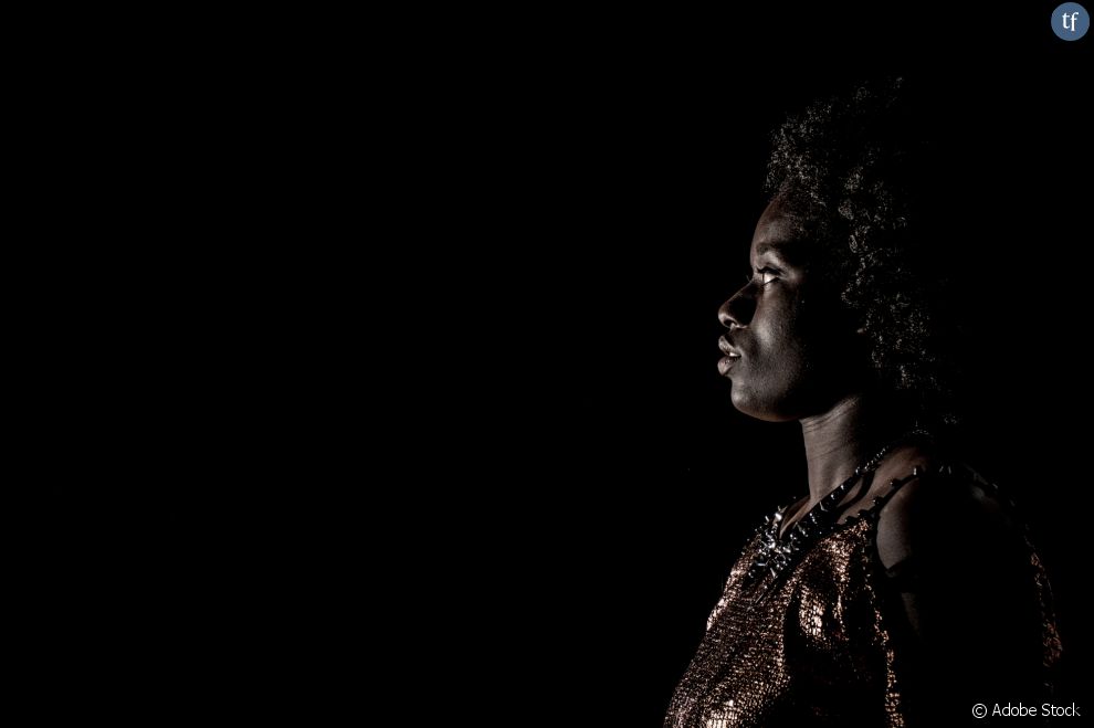 Les citoyennes sénégalaises protestent contre la dépigmentation : &quot;Ma noirceur, ma fierté, mon identité. Je suis fière de ma peau noire, je dis non à la dépigmentation !&quot;.