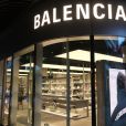  Sur Instagram, le 22 novembre, la marque de luxe Balenciaga et son directeur artistique Demna Gvasalia se sont fendus d'un message sur leurs comptes respectifs après avoir retiré leur dernière campagne, dévoilée le 18 novembre, de toutes les plateformes 