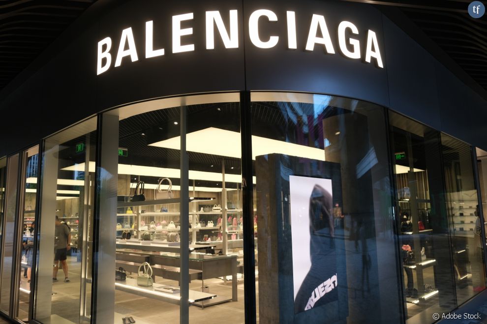  Sur Instagram, le 22 novembre, la marque de luxe Balenciaga et son directeur artistique Demna Gvasalia se sont fendus d&#039;un message sur leurs comptes respectifs après avoir retiré leur dernière campagne, dévoilée le 18 novembre, de toutes les plateformes 