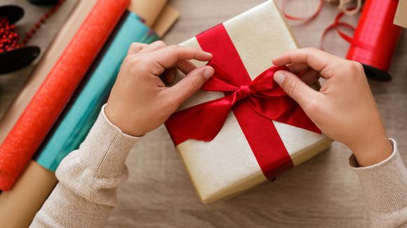 Vous manquez de papier pour emballer vos cadeaux ? Cette astuce va vous sauver