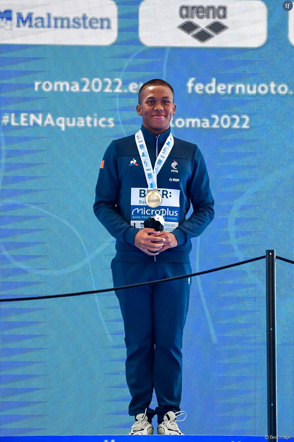 Le nageur artistique français Quentin Rakotomalala sur le podium aux  championnats européens de Rome en août 2022 