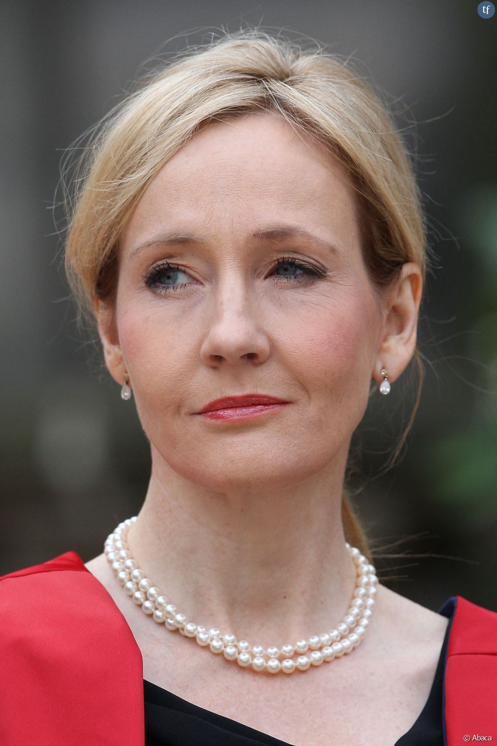  Au gré de tweets et d&#039;interviews, JK Rowling a régulièrement remis en cause la légitimé des personnes transgenres et de leurs droits, et plus encore des femmes transgenres.  