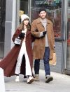  Lily Collins et son mari Charlie McDowell se promènent à New York, le 12 décembre 2022. 