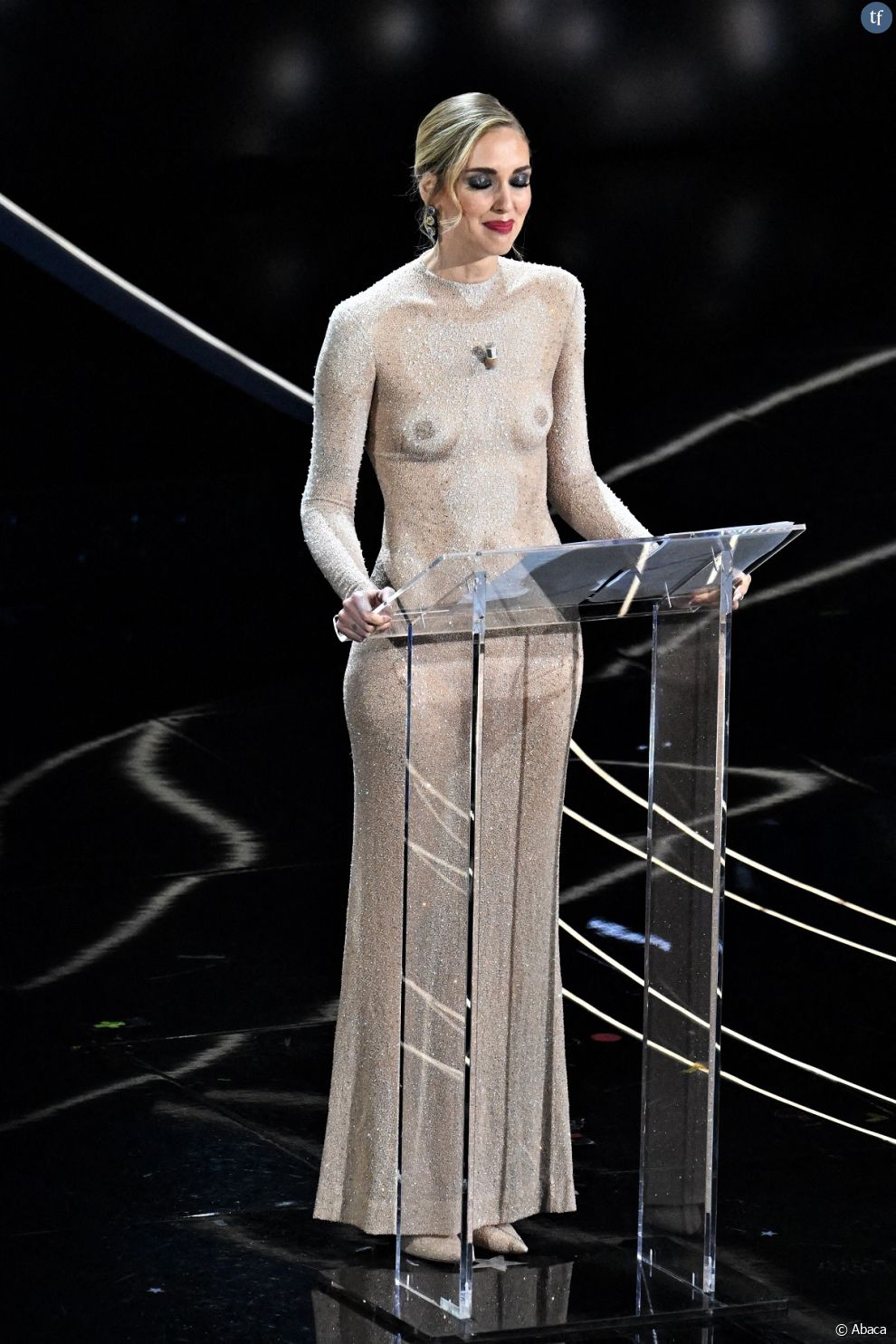 En ce mois de février 2023, la blogueuse mode Chiara Ferragni a défrayé la chronique en apparaissant sur la scène du Festival de Sanremo, en Italie, arborant une &quot;naked dress&quot; directement façonnée par la maison Dior.